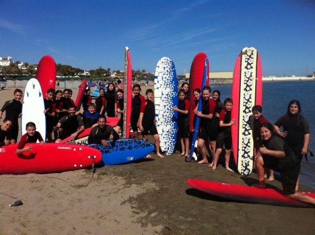 Alumnos con las tablas de la escuela